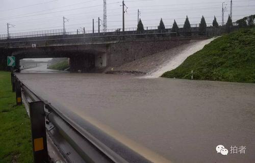 澳门彩厍资料站大全:环卫垃圾倒路面积水