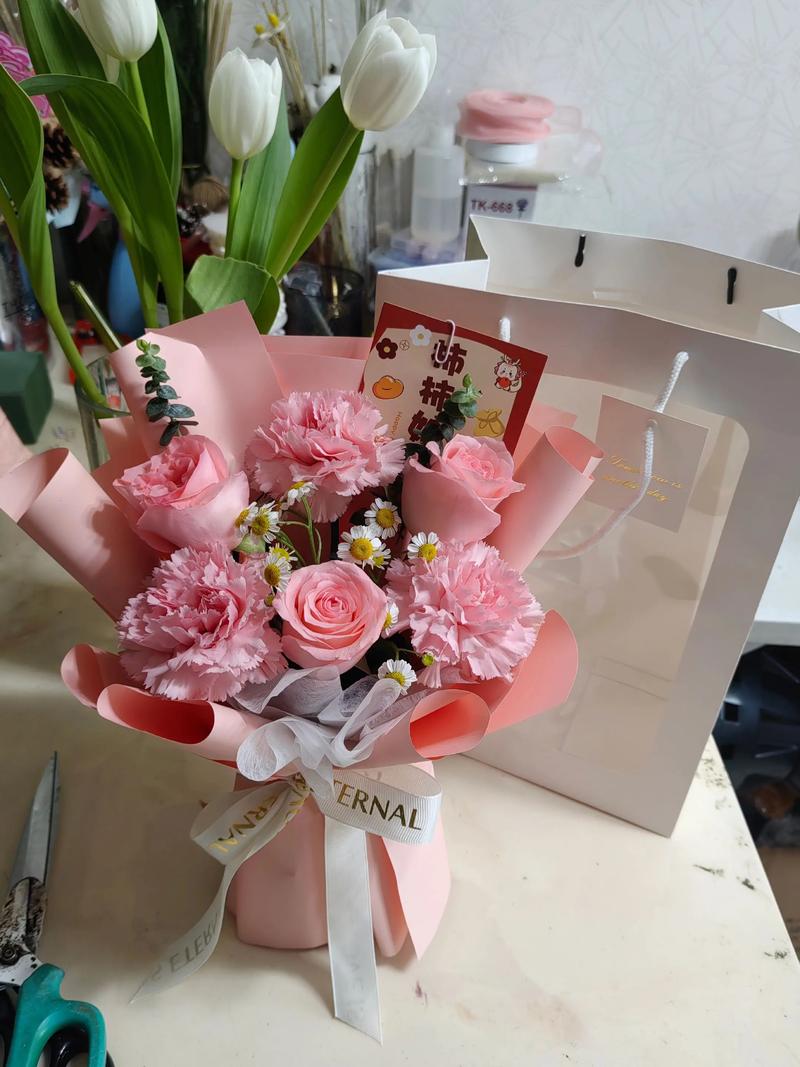 澳门资料百科:卖小狗花束月入3万